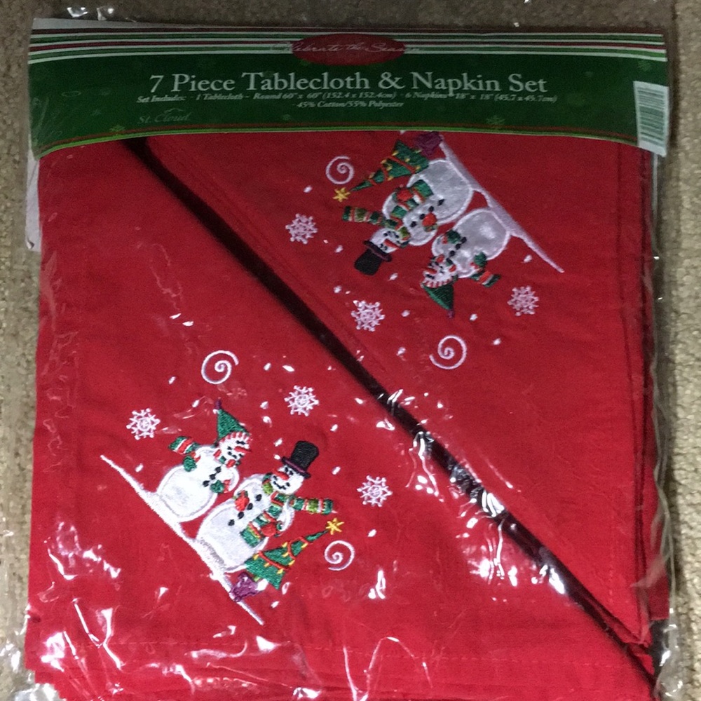 NWOT 1 60 inch round table cloth with 6 napkins.